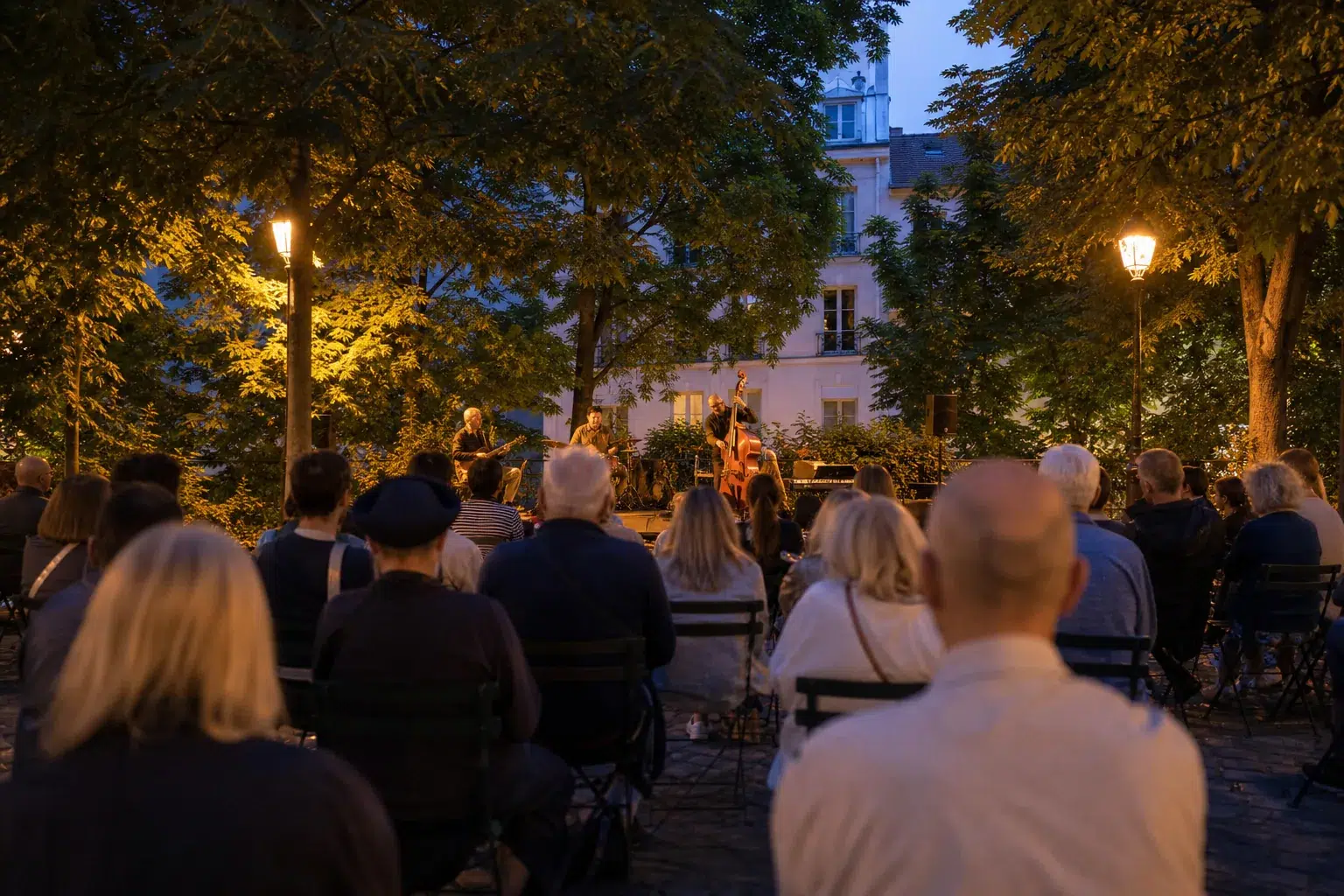Concert de jazz en plein air dans un square parisien