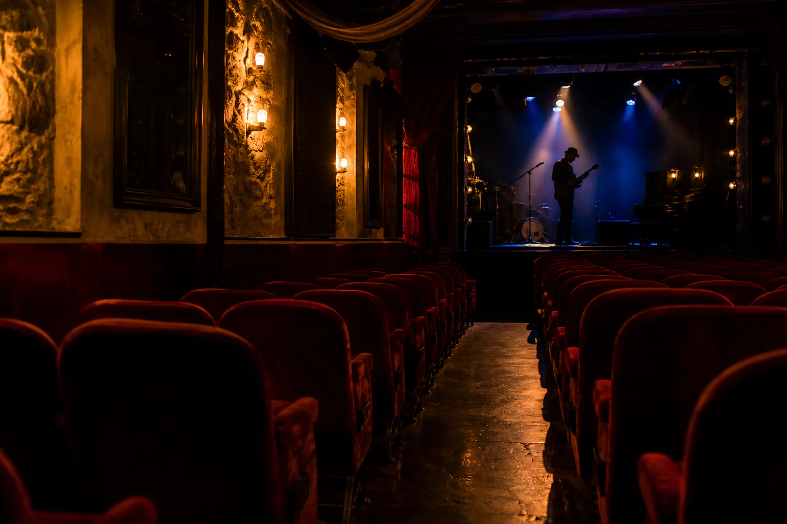 Petite salle de spectacle montmartroise avant l’ouverture