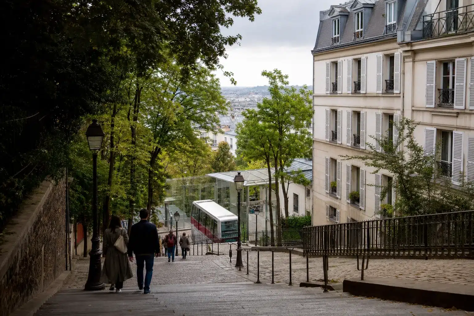 Escaliers et funiculaire de Montmartre dans un environnement arboré