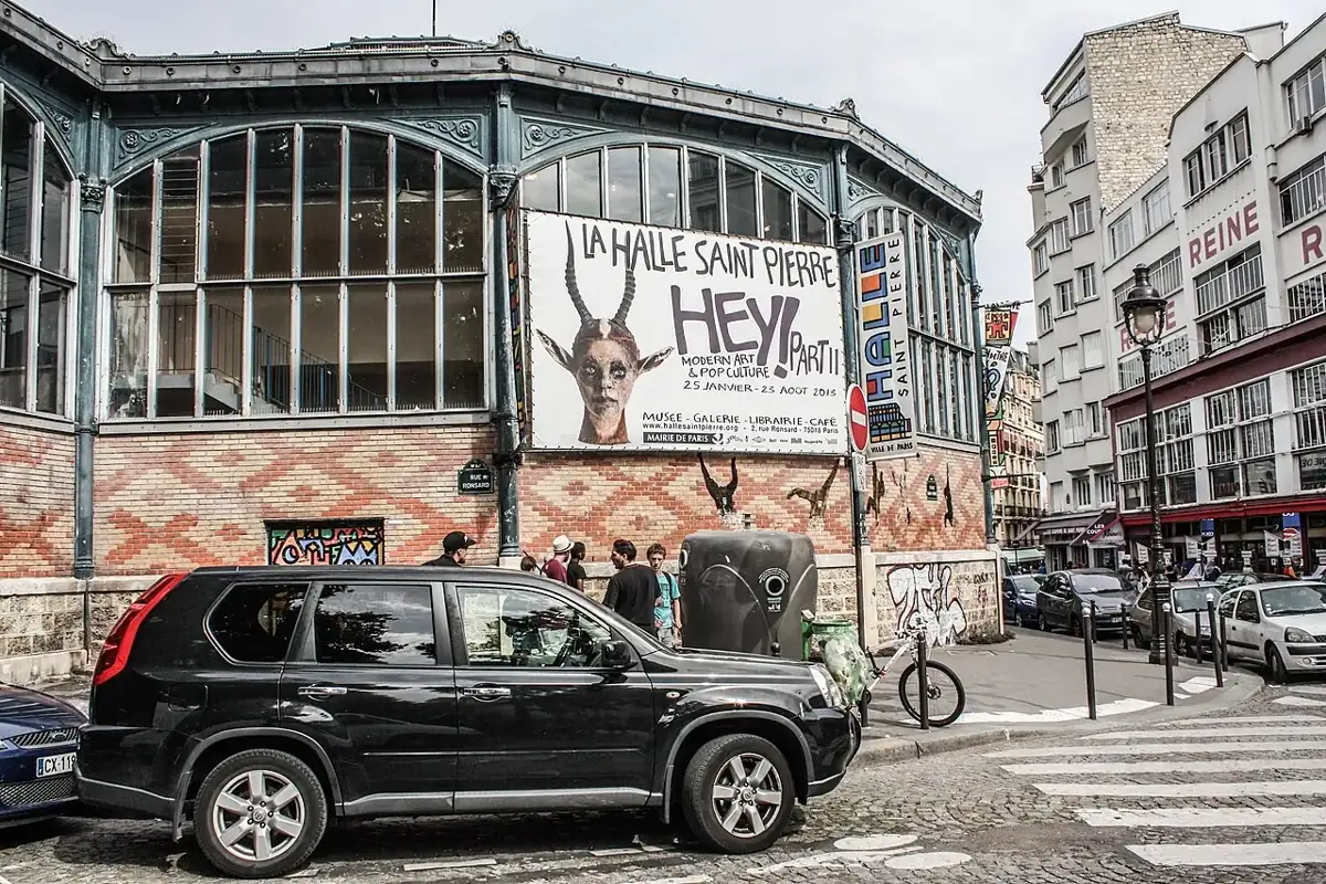 Façade de la Halle Saint-Pierre photographiée en 2013